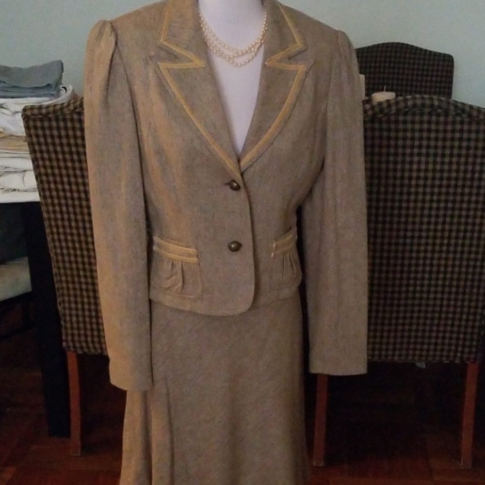 Idea light brown suit